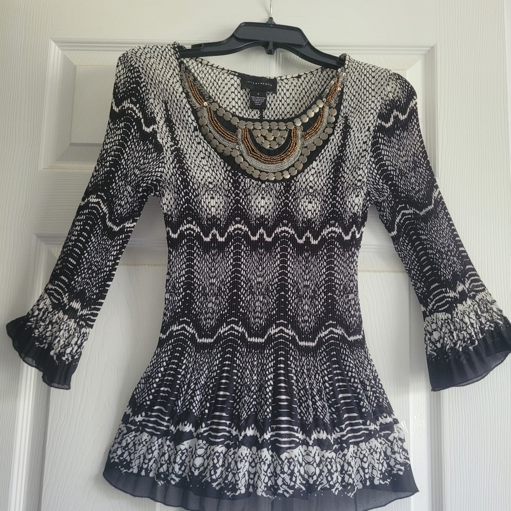 Investments Black & White Abstract Patterned Women's Knit Top, pleated.